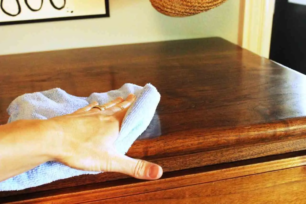 Mobili come nuovi senza usare chimica? Ecco l’ingrediente naturale che li pulisce e li lucida