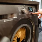 Stai usando il programma rapido per i delicati? Ecco perché stai distruggendo i tuoi vestiti