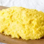 Polenta cremosa: ecco l’ingrediente segreto dei cuochi per non farla mai grumosa